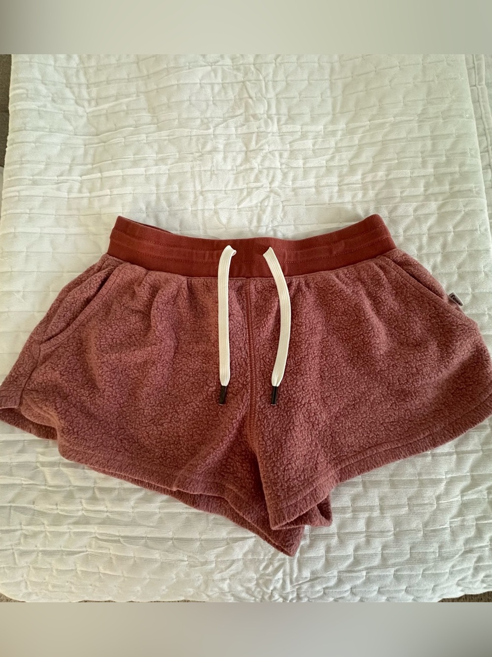 FEAT lounge blanketblend fleece Shorts in Cayenne size small
